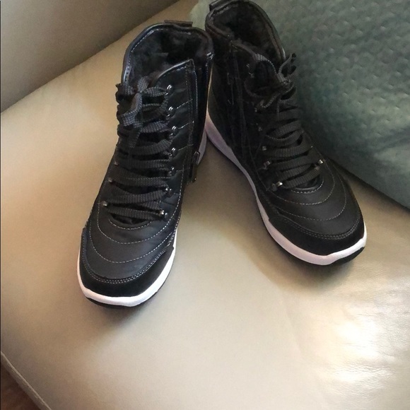 Winter boots or cold weather boots. - Picture 2 of 4